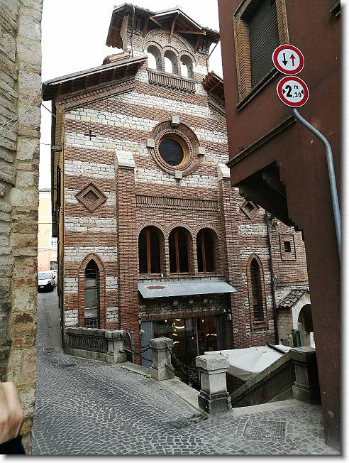 Clicca per scorrere le foto originali ingrandite