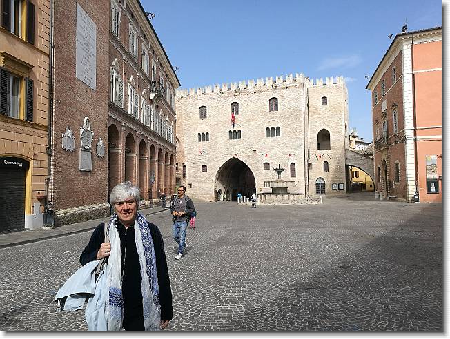 Clicca per scorrere le foto originali ingrandite
