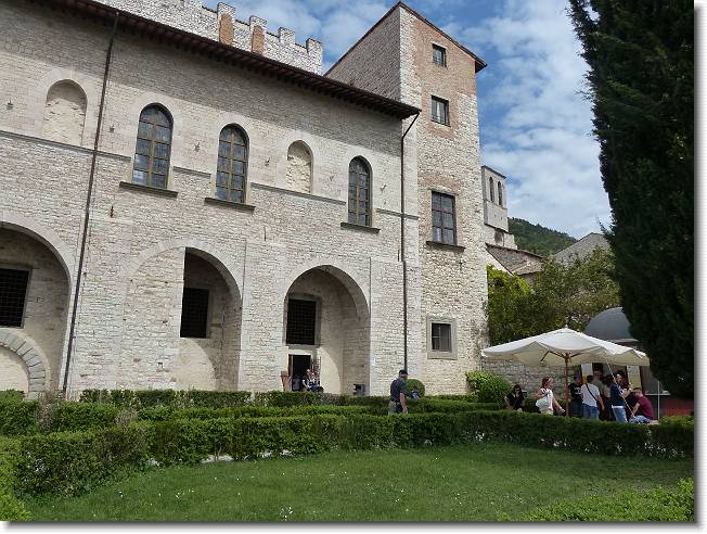 Clicca per scorrere le foto originali ingrandite