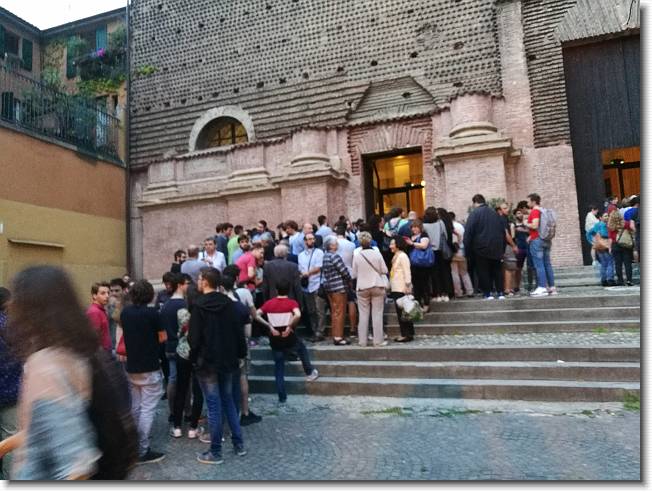 Clicca per scorrere le foto originali ingrandite