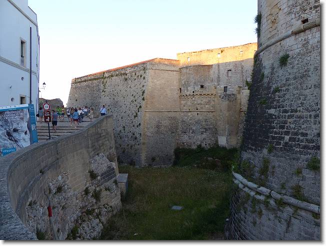 Clicca per scorrere le foto originali ingrandite