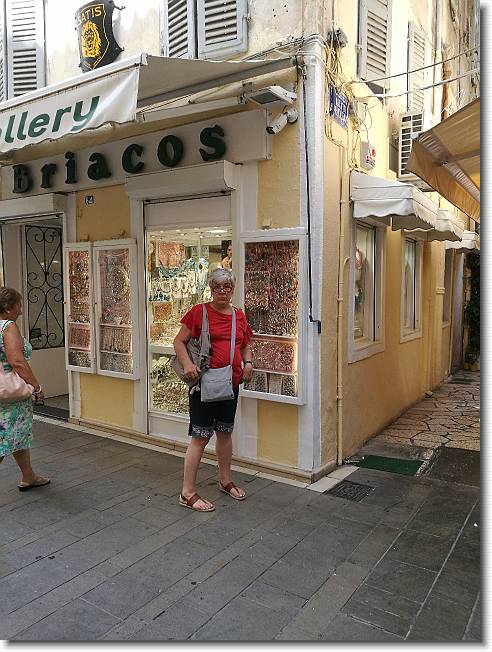 Clicca per scorrere le foto originali ingrandite