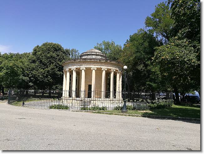 Clicca per scorrere le foto originali ingrandite