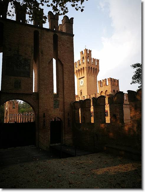 Clicca per scorrere le foto originali ingrandite