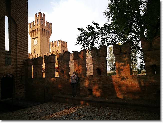 Clicca per scorrere le foto originali ingrandite