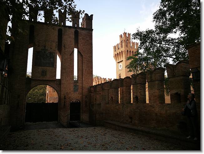 Clicca per scorrere le foto originali ingrandite