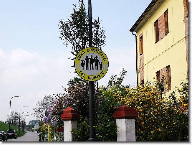 Clicca per scorrere le foto originali ingrandite