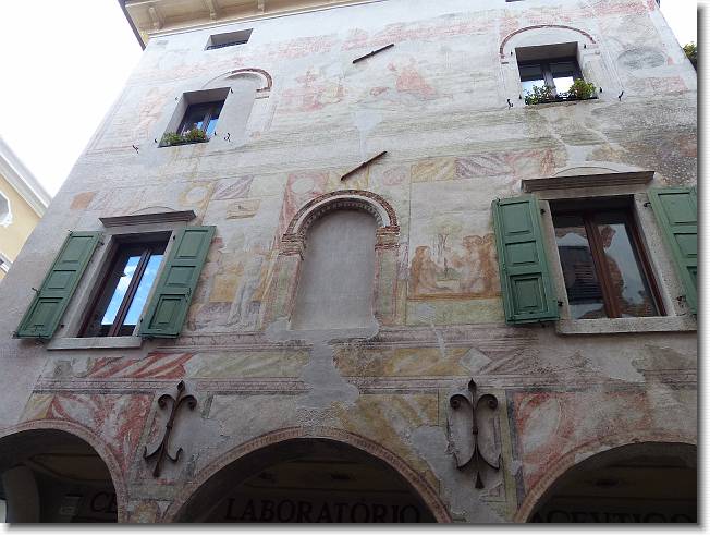 Clicca per scorrere le foto originali ingrandite