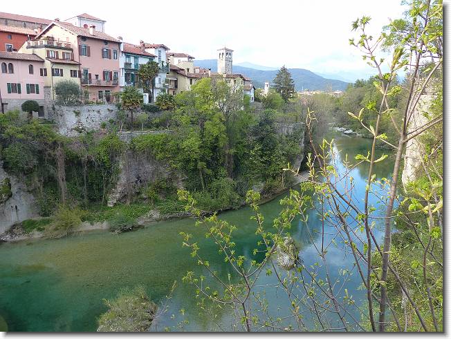 Clicca per scorrere le foto originali ingrandite