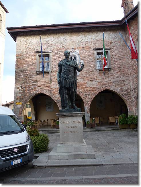 Clicca per scorrere le foto originali ingrandite