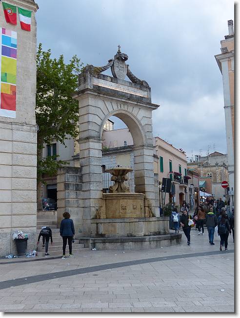 Clicca per scorrere le foto originali ingrandite