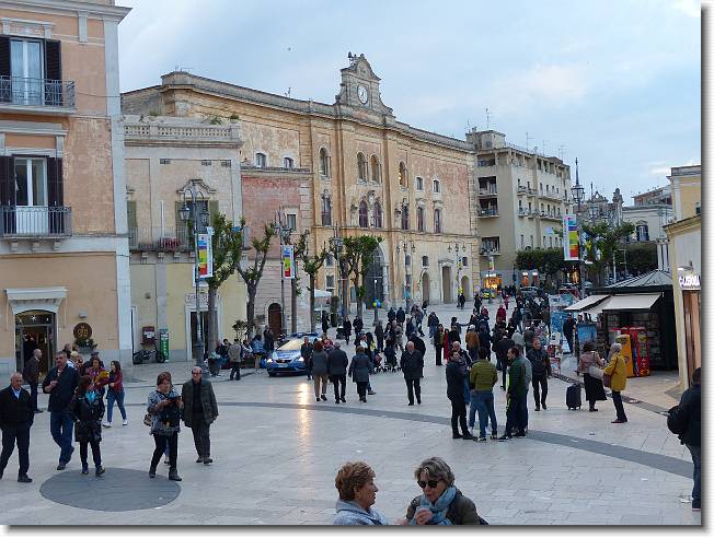 Clicca per scorrere le foto originali ingrandite