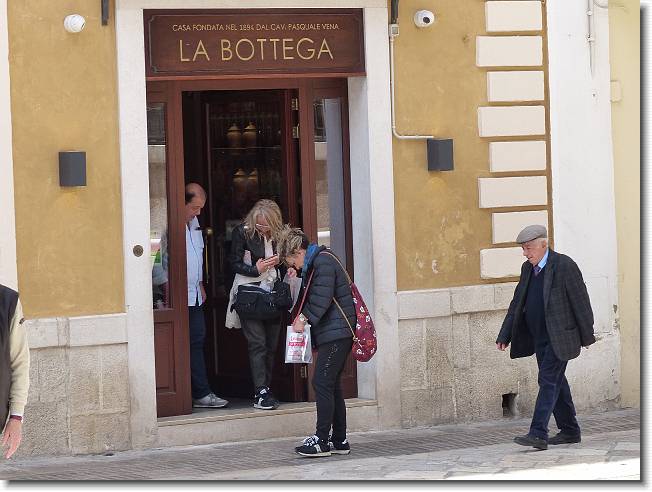 Clicca per scorrere le foto originali ingrandite