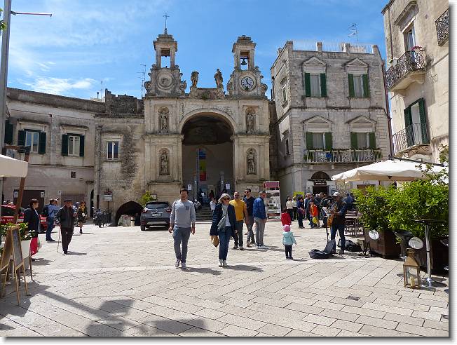 Clicca per scorrere le foto originali ingrandite