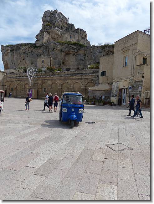 Clicca per scorrere le foto originali ingrandite