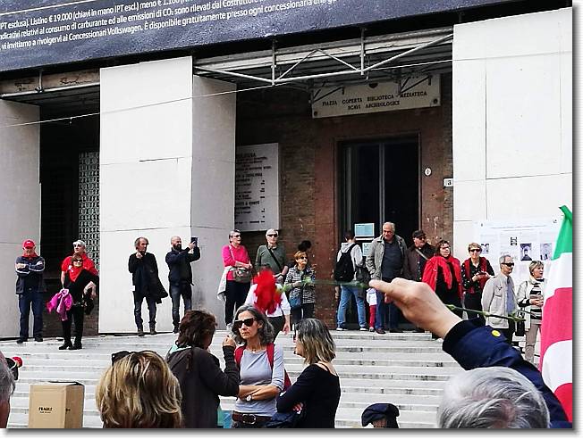 Clicca per scorrere le foto originali ingrandite