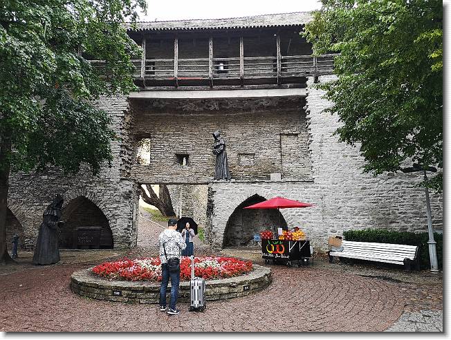 Clicca per scorrere le foto originali ingrandite
