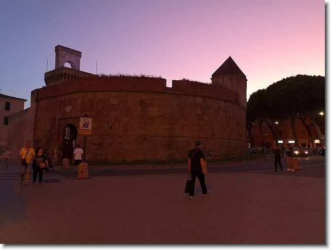 Clicca per scorrere le foto originali ingrandite