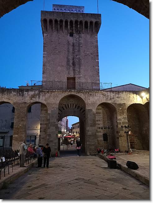 Clicca per scorrere le foto originali ingrandite