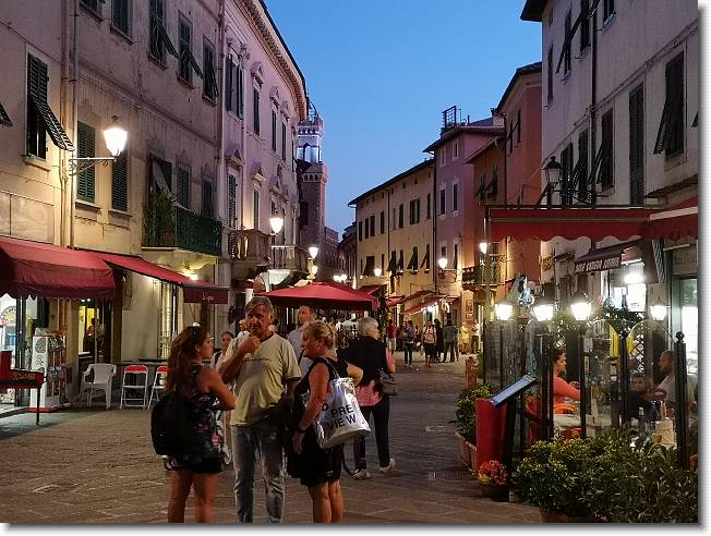Clicca per scorrere le foto originali ingrandite