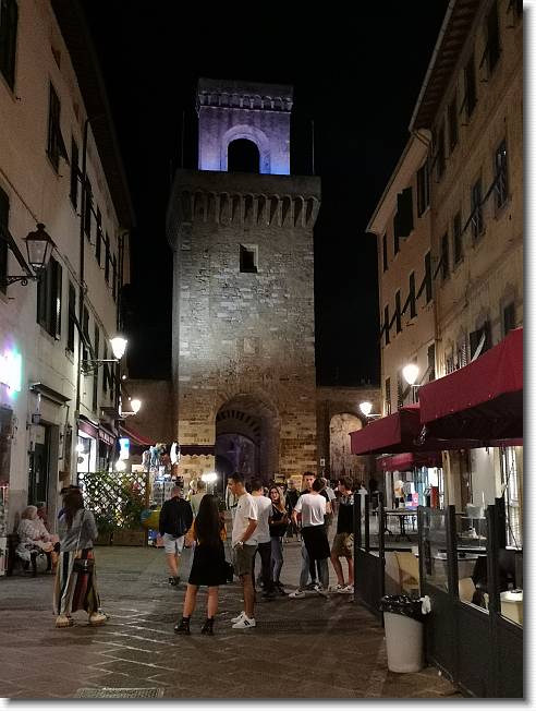 Clicca per scorrere le foto originali ingrandite