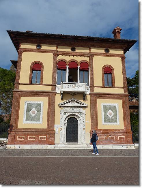 Clicca per scorrere le foto originali ingrandite