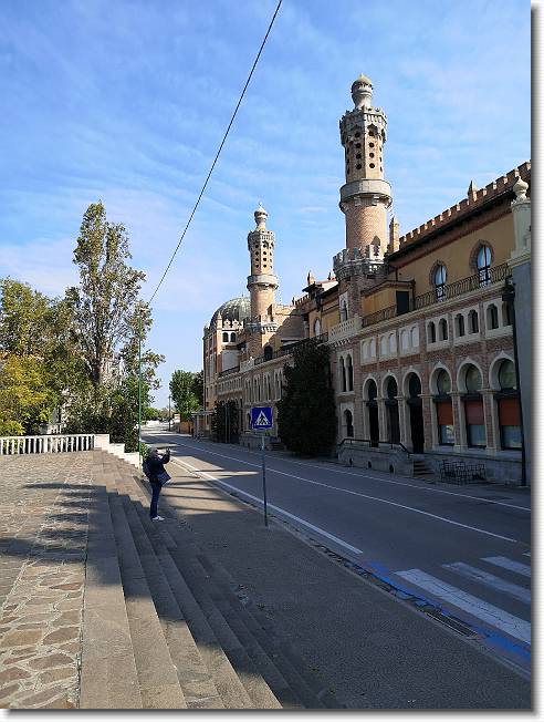 Clicca per scorrere le foto originali ingrandite