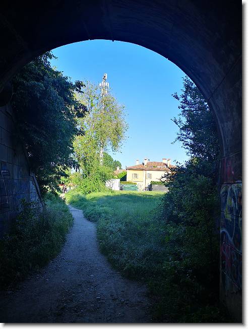 Clicca per scorrere le foto originali ingrandite