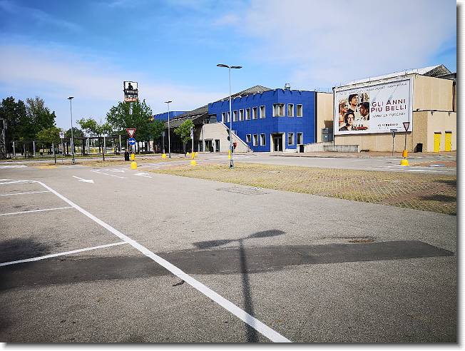 Clicca per scorrere le foto originali ingrandite