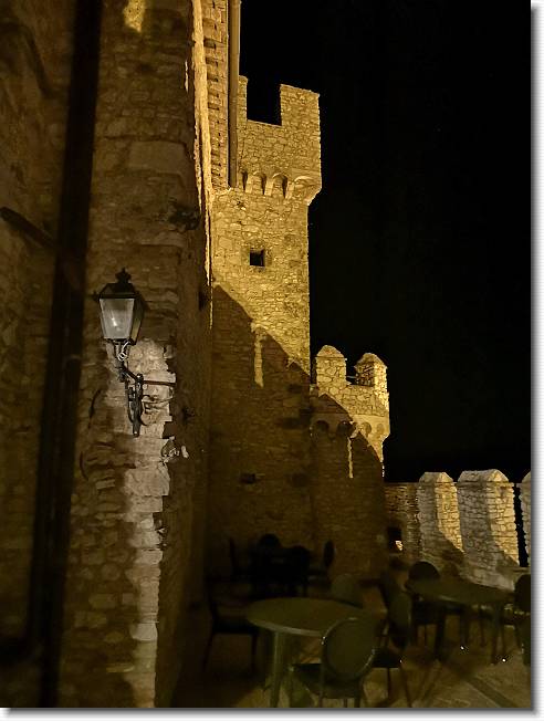 Clicca per scorrere le foto originali ingrandite
