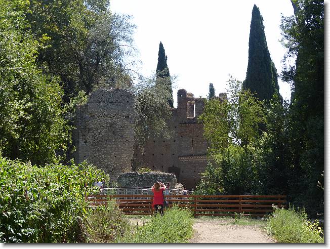 Clicca per scorrere le foto originali ingrandite