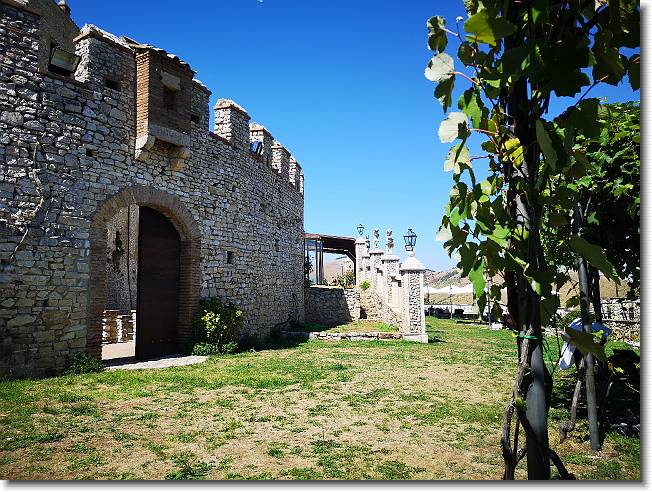 Clicca per scorrere le foto originali ingrandite