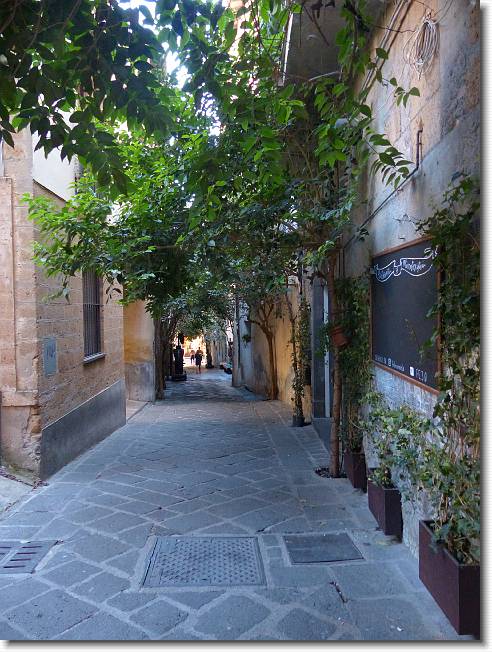 Clicca per scorrere le foto originali ingrandite