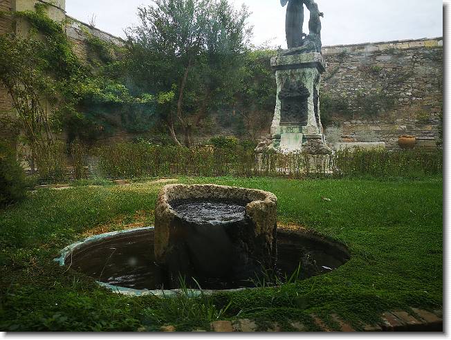 Clicca per scorrere le foto originali ingrandite