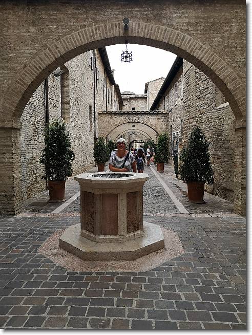 Clicca per scorrere le foto originali ingrandite
