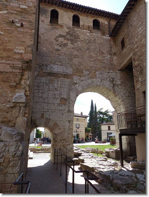 Clicca per scorrere le foto originali ingrandite