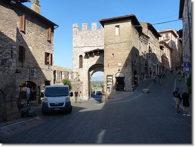 Clicca per scorrere le foto originali ingrandite