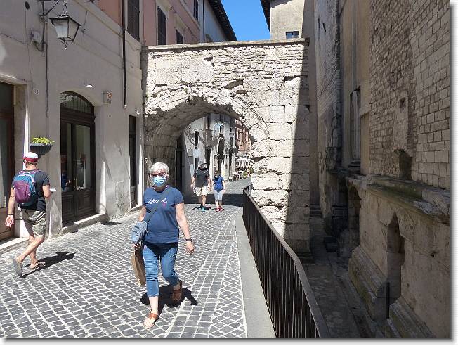 Clicca per scorrere le foto originali ingrandite