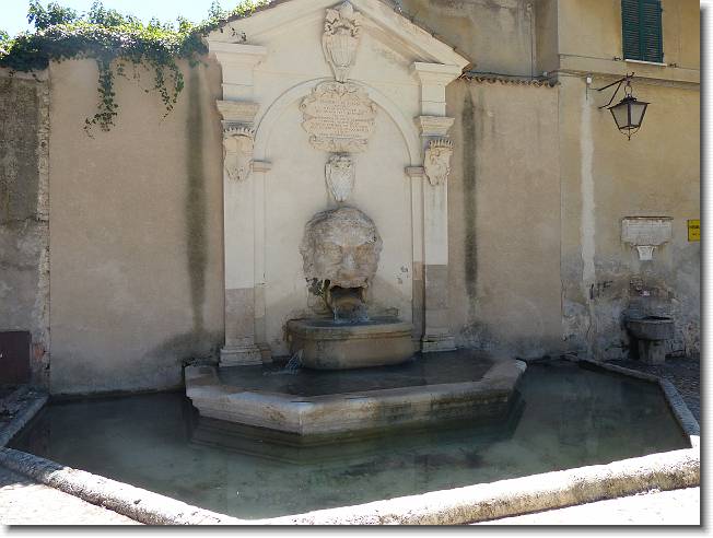 Clicca per scorrere le foto originali ingrandite