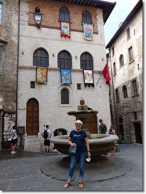 Clicca per scorrere le foto originali ingrandite