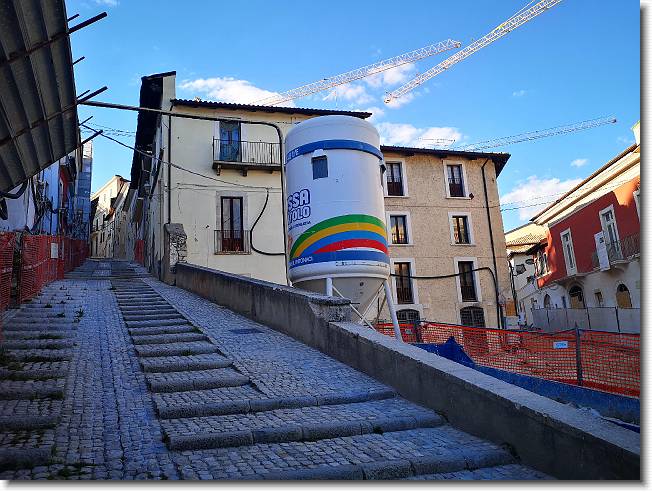 Clicca per scorrere le foto originali ingrandite