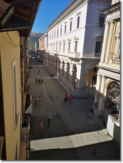 Clicca per scorrere le foto originali ingrandite
