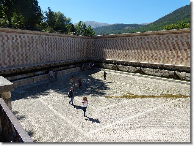 Clicca per scorrere le foto originali ingrandite