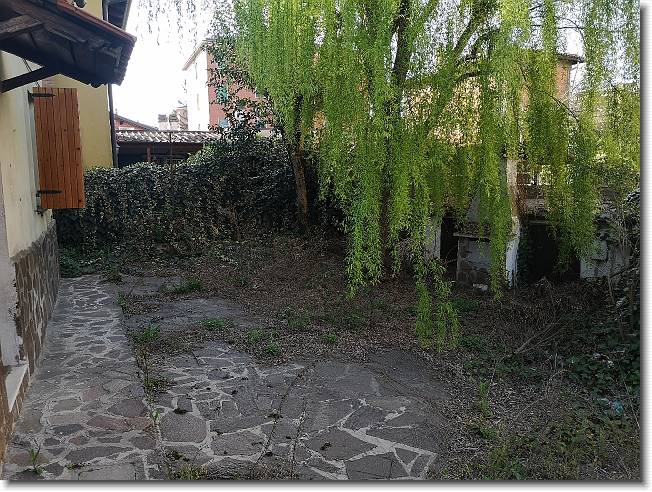 Clicca per scorrere le foto originali ingrandite