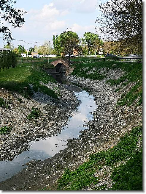 Clicca per scorrere le foto originali ingrandite