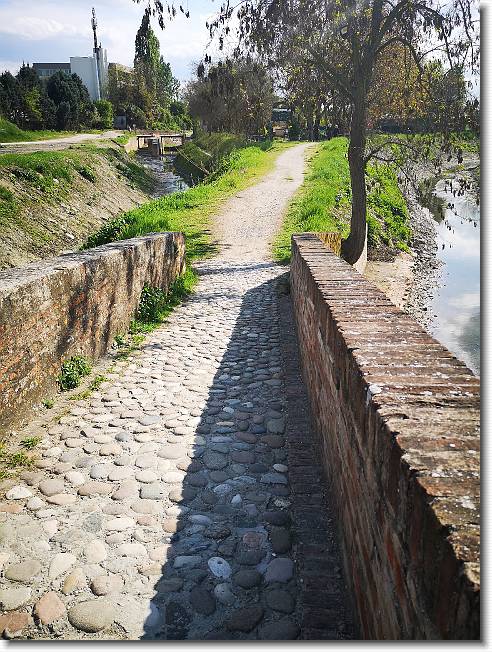 Clicca per scorrere le foto originali ingrandite