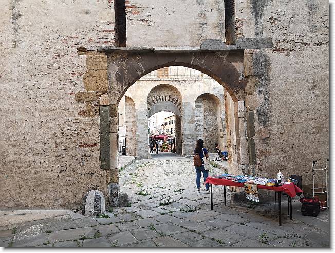 Clicca per scorrere le foto originali ingrandite