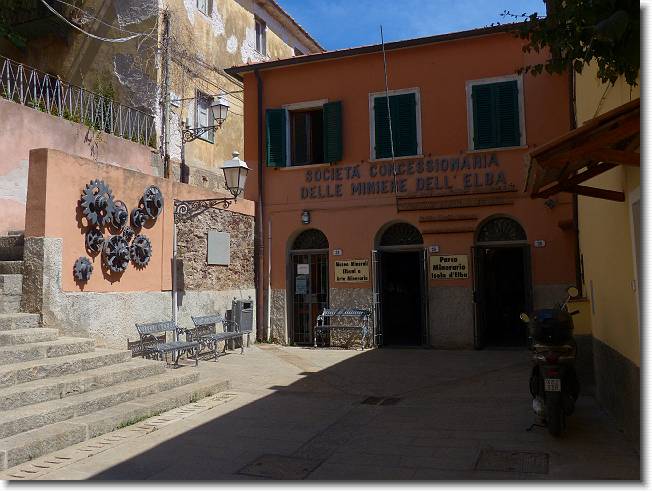 Clicca per scorrere le foto originali ingrandite