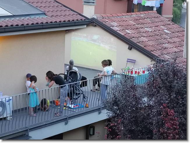 Clicca per scorrere le foto originali ingrandite