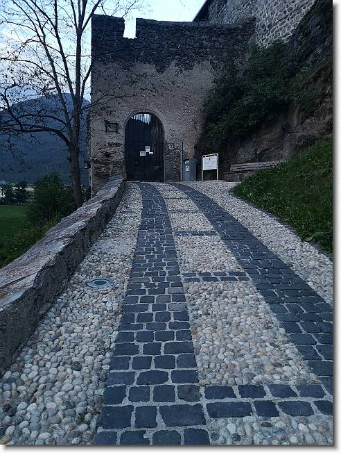Clicca per scorrere le foto originali ingrandite